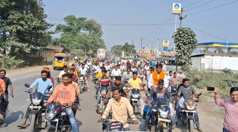 निदर्लीय प्रत्याशी चितरंजन साव अपने सैकड़ो समर्थकों के साथ तूफानी बाइक रैली निकाला।