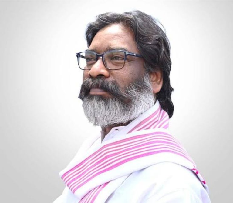 विधानसभा चुनाव परिणाम आने के बाद निवर्तमान सीएम हेमंत सोरेन को बधाई देने वालों का लगा तांता।