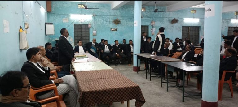 अधिवक्ता संघ की बैठक अधिवक्ता संघ भवन में सोमवार को अधिवक्ता संघ के अध्यक्ष कामेश्वर मिश्रा की अध्यक्षता में संपन्न हुई ।