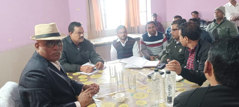 गोमिया विधायक योगेंद्र प्रसाद ने तेनुघाट टूरिस्ट कांप्लेक्स में विद्युत विभाग के कर्मचारियों के साथ की बैठक ।