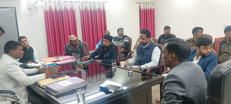 भारत माला परियोजना अंतर्गत निर्माण की जाने वाली सड़कों की गति लाने को लेकर बेरमो एसडीएम और रैयतों के बीच की गई बैठक।