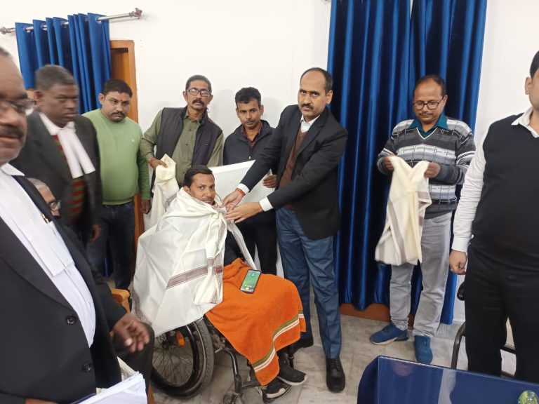 अंतराष्ट्रीय विकलांग दिवस पर तेनुघाट में कार्यरत दिव्यांग अधिवक्ता को सम्मानित किया गया।