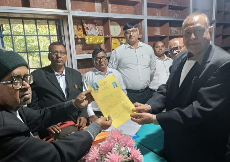 अधिवक्ता संघ तेनुघाट का सत्र 2024/26 का चुनाव को लेकर नमांकन पत्र खरीदा।