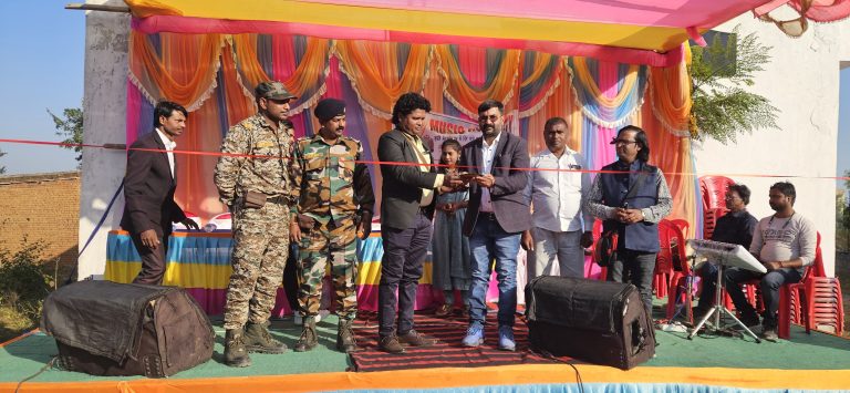 संगीत महाविद्यालय के उद्घाटन समारोह में मुख्य अतिथि भाजपा किo मोo के जिला अध्यक्ष संजय कुमार सुमन दीप प्रज्वलित कर कार्यक्रम को शुभारंभ किया।