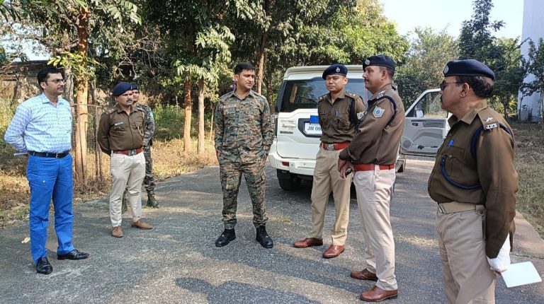 तेनुघाट व्यवहार न्यायालय परिसर में डी आई जी सुरेंद्र कुमार झा, पुलिस अधीक्षक मनोज स्वर्गीयारी के द्वारा निरीक्षण किया गया।