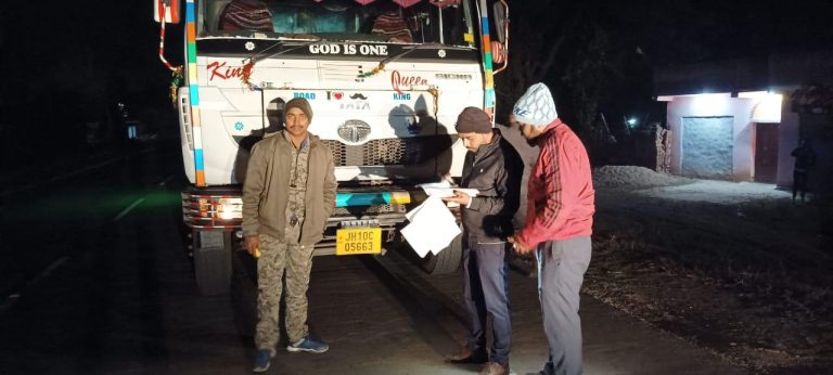 बोकारो खनन विभाग ने सघन जांच अभियान में अवैध कोयला लदा हाईवा पकड़ा।