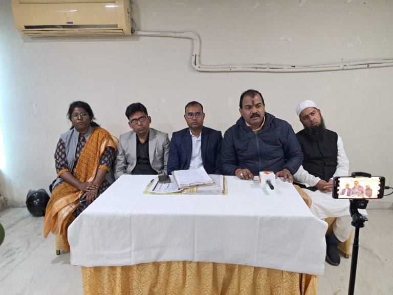 माननीय उच्च न्यायालय के आदेशों की अवहेलना अतिथि शिक्षकों को कार्य करने से रोका जा रहा है।