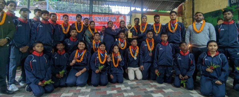 डी ए वी पब्लिक स्कूल तेनुघाट में आयोजित हुआ सम्मान समारोह ।