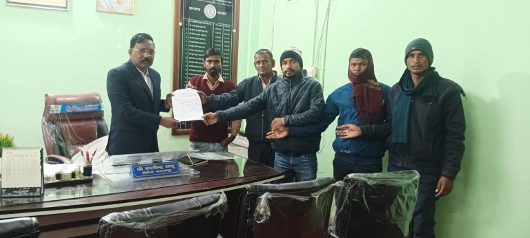 मृतक छात्रा के मामा ने CO और BDO को दिया आवेदन।
