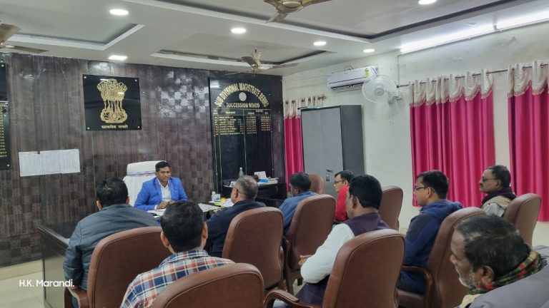 अनुमंडल पदाधिकारी की अध्यक्षता परिचालन से समस्या हेतु सामूहिक रूप से विस्तृत वार्तालाप किया गया।