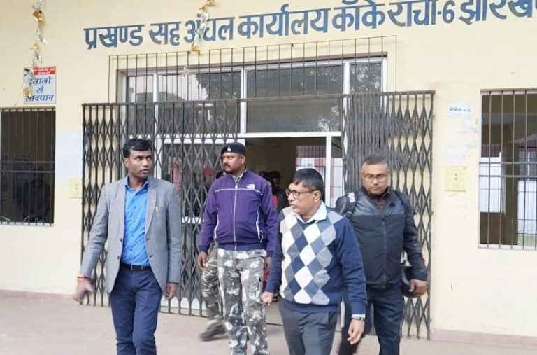 उपायुक्त रांची मंजूनाथ भजन्त्री ने किया कांके प्रखण्ड सह अंचल कार्यालय का औचक निरीक्षण।