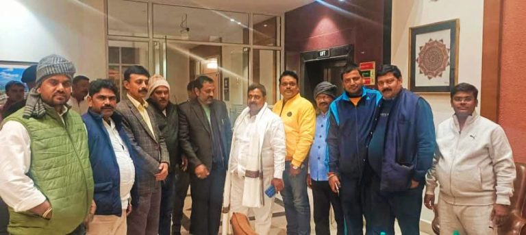 प्रतिनिधि मंडल ने संयुक्त मे कैबिनेट श्रम नियोजन एवं उद्योग मंत्री से मिलकर बधाई दी।