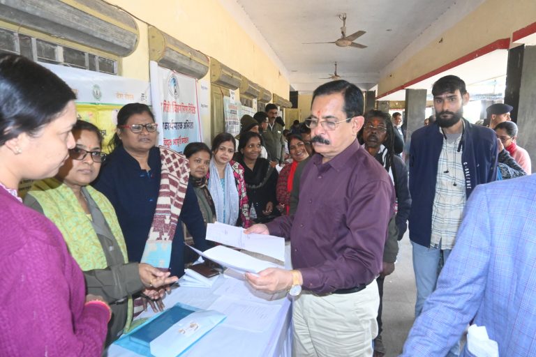 जनता दरबार अनुमण्डल कार्यालय बेरमो (तेनुघाट) में आयोजित किया गया।