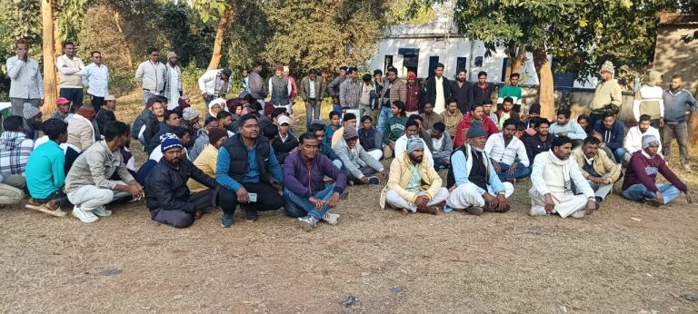 उचरिंगा के मुस्लिम समुदाय के लोगों की बैठक।