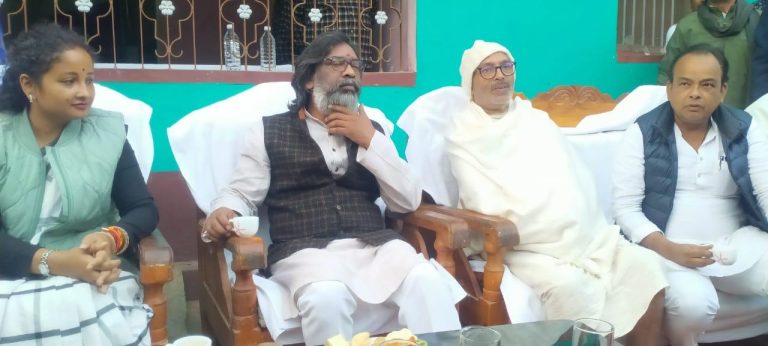 दिवंगत आत्मा को श्रद्धांजलि देने पहुंचे मुख्यमंत्री हेमंत सोरेन व कल्पना सोरेन।