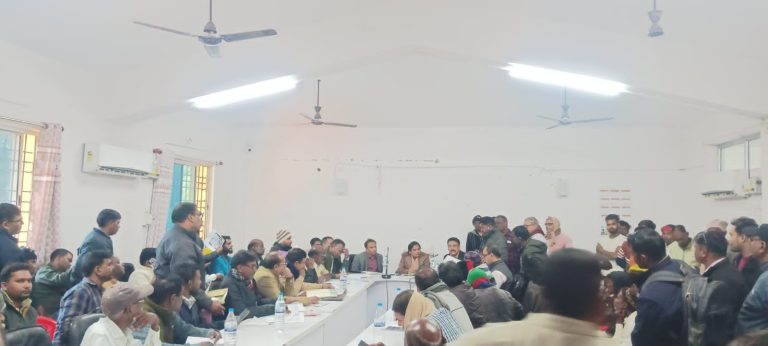 पतरातू प्रखंड के बलकुदरा छाई डैम के मुद्दे को लेकर अपर समाहर्ता और एसडीएम ने पीवीयूएनएल के पदाधिकारी और प्रभावित ग्रामीणों के साथ की बैठक।
