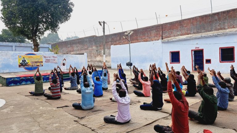 तेनुघाट जेल बंदियों को ध्यान के तरीके की जानकारी दी गई।।
