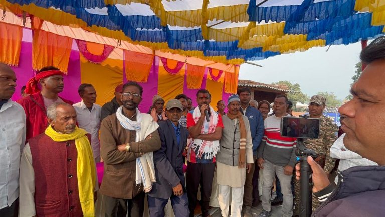 डुमरी के विधायक के द्वारा दिया गया श्रद्धांजली।