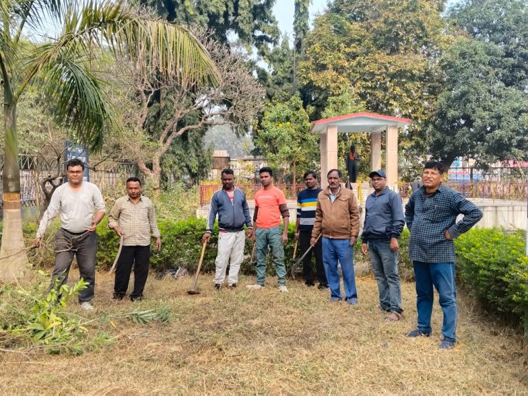 डीभीसी ईडीसीएल कार्यकर्ताओं के द्वारा अंबेडकर पार्क बोकारो थर्मल में चलाया गया सफाई अभियान।