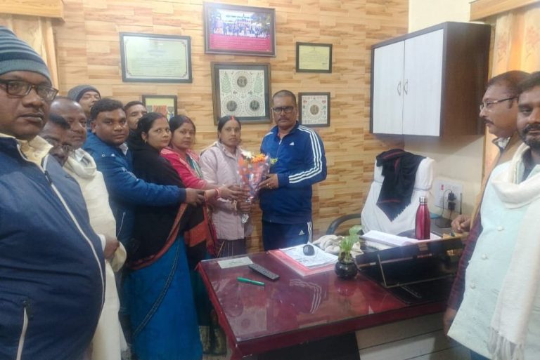 मंत्री योगेंद्र प्रसाद से पेटरवार प्रखंड के पंचायत समिति सदस्य ने मुलाकात कर दी बधाई।