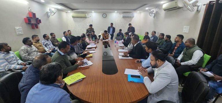 मंत्री हफीजुल हसन अंसारी समीक्षा बैठक कर क्षेत्र में चल रहे योजनाओं का जानकारी लिया।