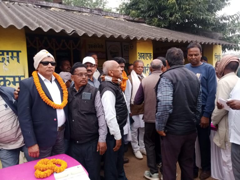 बरजोरी पंचायत के सरसबाद पैक्स में धान अधिप्राप्ति केंद्र का विधायक ने फीता काटकर किया उद्घाटन।