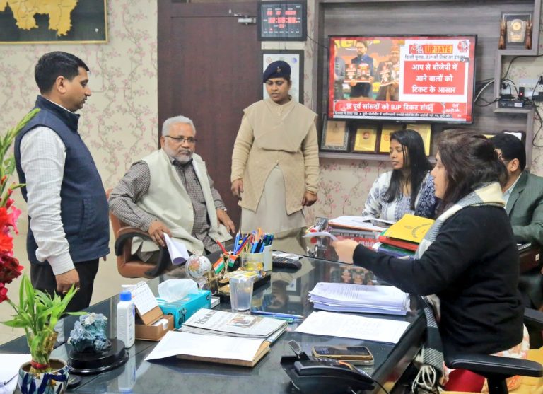 उपायुक्त के जनता दरबार में उमड़ें फरियादी।