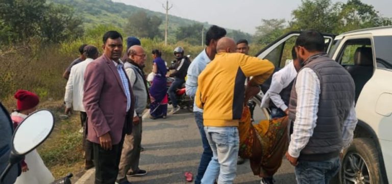 पूर्व विधायक डॉक्टर लंबोदर महतो ने अज्ञात बेहोश पड़ी महिला को अस्पताल तेनुघाट में कराया भर्ती।