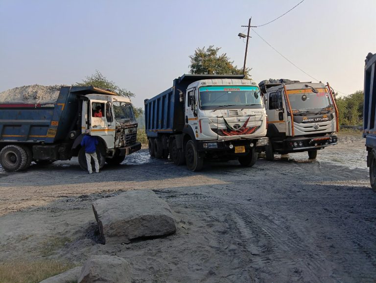 बोकारो थर्मल ऐश पौंड मे ओवरलोड के कारण घंटों खड़ी रही ट्रके 