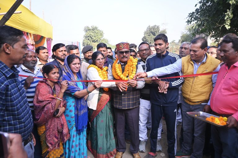 पेय जल एवं स्वच्छता विभाग और उत्पाद एवं मध निषेध मंत्री योगेंद्र प्रसाद के द्वारा फीता काटकर तेनुघाट मेला का उद्घाटन किया।