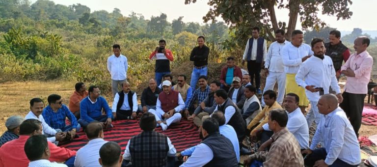 तेनुघाट डैम किनारे संवेदकों का मिलन समारोह सह वनभोज कार्यक्रम का आयोजन किया गया ।