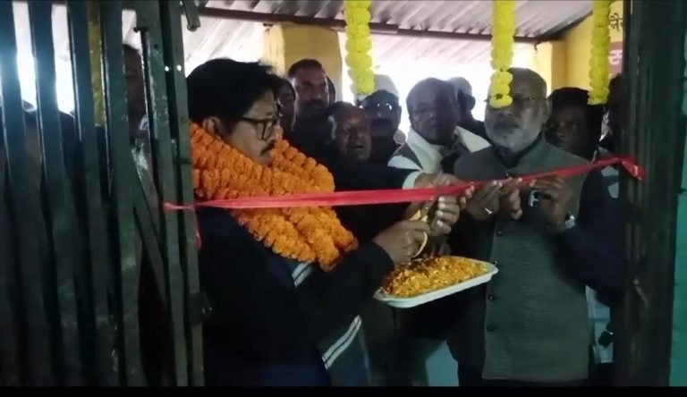 विनोद बिहारी महतो की 33 वीं पुण्यतिथि स्मारक स्थल जाकर विधायक ने विनोद बिहारी प्रतिमा पर माल्यार्पण कर पुष्पांजलि अर्पित किए।