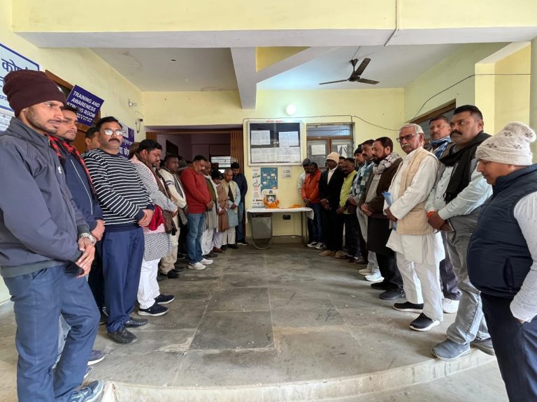 पत्रकार के पिता के निधन पर शोकसभा का आयोजन किया गया।