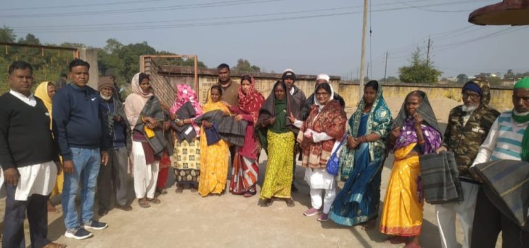 साड़म पूर्वी पंचायत में गुरुवार को 150 कंबल का वितरण किया गया।