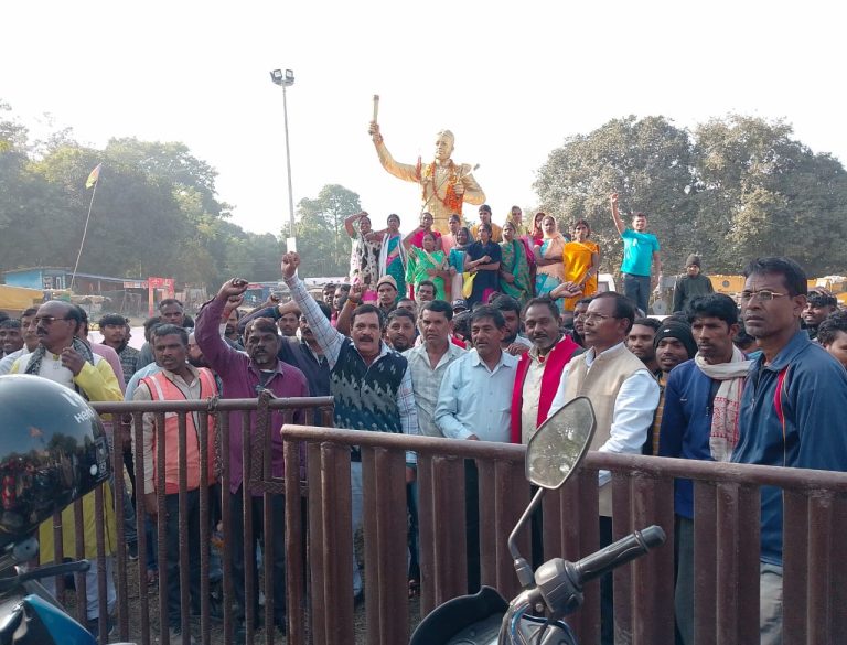 PVUNL लेबर गेट के समक्ष स्थित निर्मल महतो स्मारक स्थल में विस्थापित-प्रभावित ग्रामीणों की बैठक हुई।