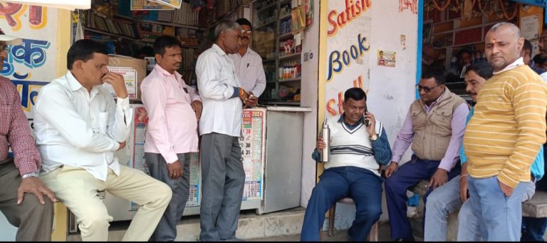 गोमिया के पूर्व विधायक डॉक्टर लंबोदर महतो क्षेत्र भ्रमण के दौरान तेनुघाट पहुंचे ।