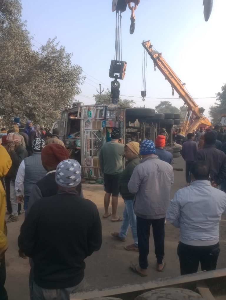 ट्रक और टेंपो मे टक्कर 3 स्कूली छात्र सहित ड्राइवर की मौत।