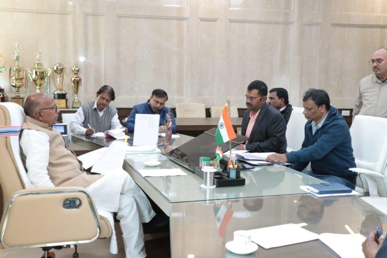 रबीन्द्र नाथ महतो ने साउथ ईस्ट रेलवे के पदाधिकारियों के साथ किया बैठक।