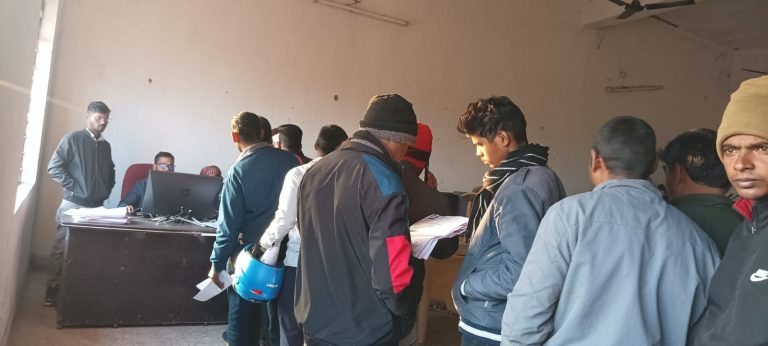 पथलगडडा ब्लॉक परिसर में लगाई गई ड्राइविंग लाइसेंस को लेकर शिविर।