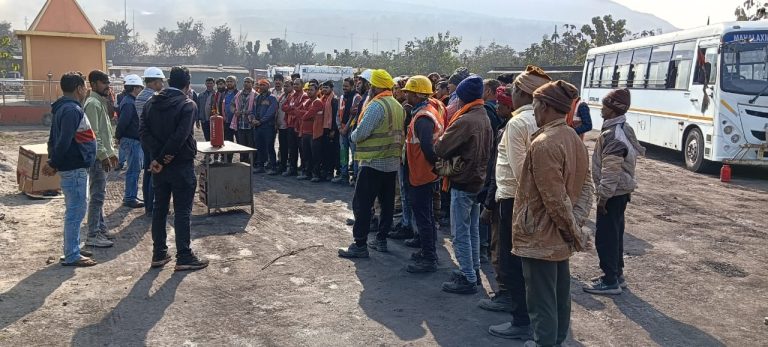 आम्रपाली चंद्रगुप्त क्षेत्र के ऑपरेटरों को सुरक्षा दृष्टिकोण से अग्निशमन प्रशिक्षण कार्यक्रम का आयोजन किया गया।