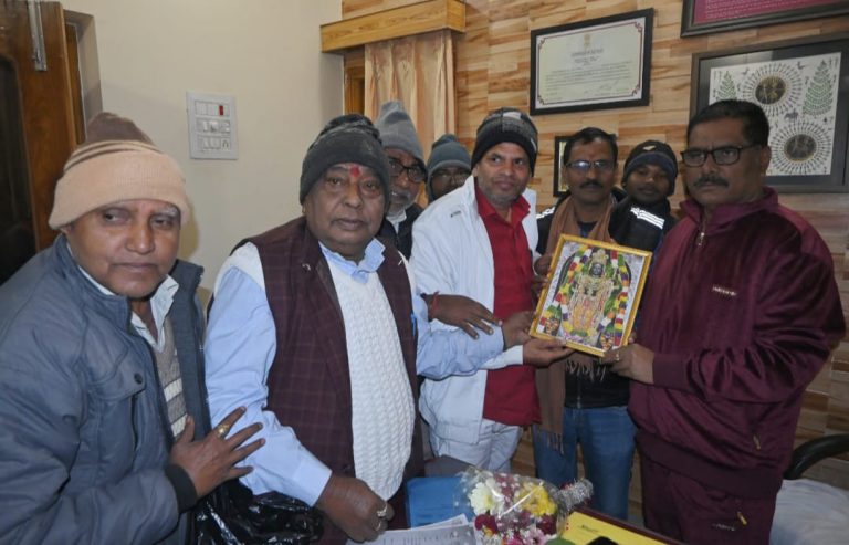 जमीन लिपिक संघ भवन निर्माण कार्य को लेकर संघ ने मंत्री योगेंद्र प्रसाद से की मुलाकात।