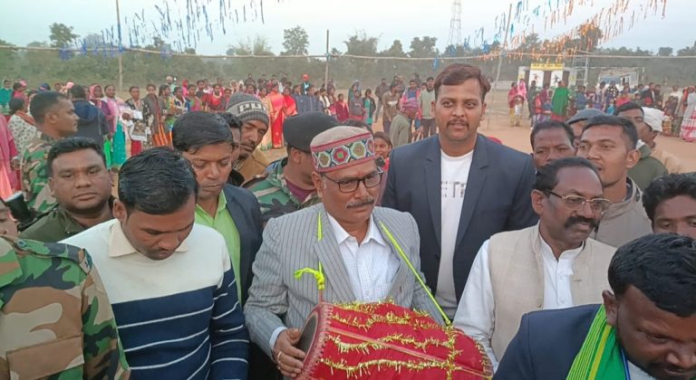 मंत्री योगेंद्र प्रसाद लोगों के बीच पहुंचकर सोहराय पर्व में हुए शामिल।