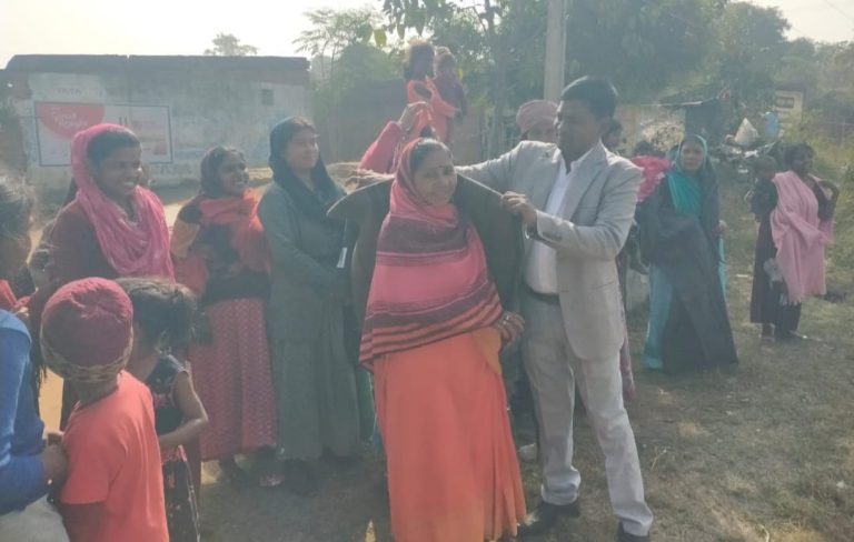 बेरमो SDM ने असहाय और दिव्यांग लोगो के बीच कंबल का वितरण किया।