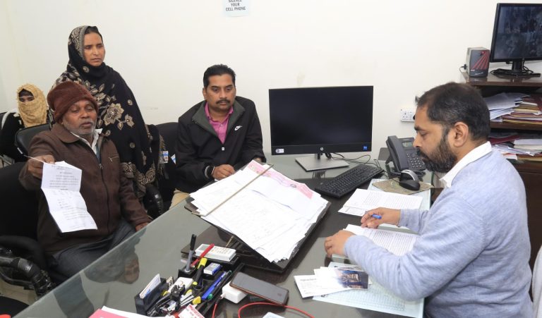 जनता दरबार पहुंचे लोगों के मामलों पर प्रभारी पदाधिकारी ने की सुनवाई।