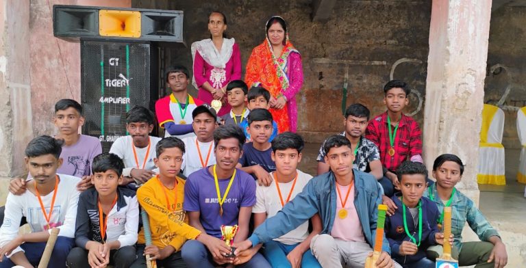 क्रिकेट टूर्नामेंट के फाइनल में यादव एकादश पिपराडीह ने फाइटर एकादश तेनुघाट को हरा कर शील्ड पर कब्जा किया।
