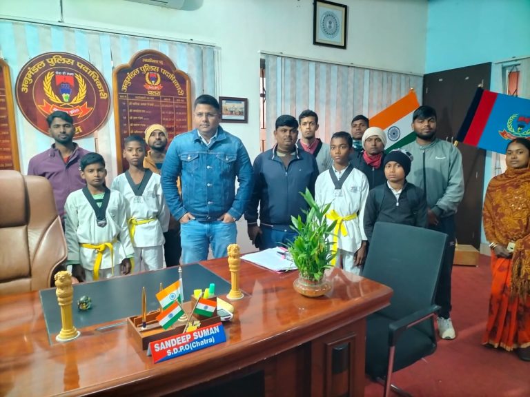 राज्यस्तरीय प्रतियोगिता के लिए चतरा जिला ताइक्वांडो संघ की 10 सदस्यीय खिलाड़ी जमशेदपुर रवाना