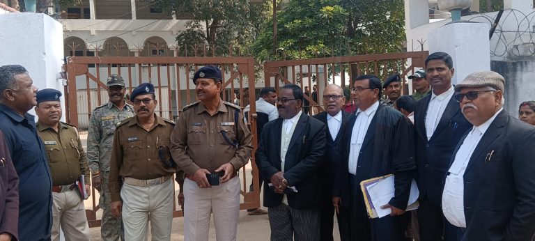 अनुमंडल पुलिस पदाधिकारी ने तेनुघाट व्यवहार न्यायालय का सुरक्षा के दृष्टिकोण को लेकर निरीक्षण किया ।