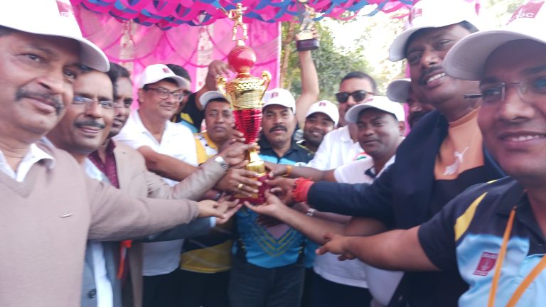 प्रशासन एकादश और पत्रकार एकादश के बीच दोस्ताना क्रिकेट मैच का आयोजन किया गया।