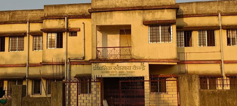 प्राथमिक स्वास्थ्य केंद्र के हॉस्टल में अवैध शराब निर्माण का हुआ भंडाफोड़।