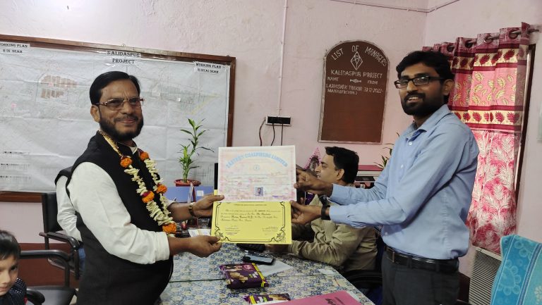कोलियरी के वरिय ओभरमेन सेवा निवृत्त हुआ ,      विदाई का सम्मान समारोह आयोजित कर सम्मानित किया गया।